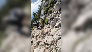 Bionda fa pipì all 'aperto