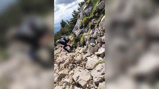 Bionda fa pipì all 'aperto