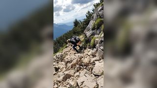 Bionda fa pipì all 'aperto