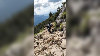 Bionda fa pipì all 'aperto