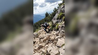 Bionda fa pipì all 'aperto