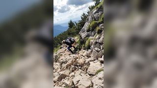 Bionda fa pipì all 'aperto