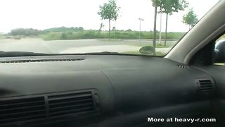 Troia bionda pompa in auto