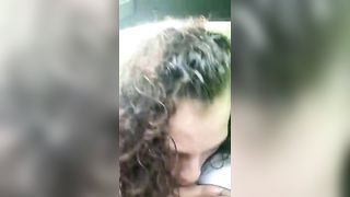 Bella puttanella bruna pompa e ingoia sborra