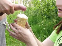 La sua sborra sul gelato di lei