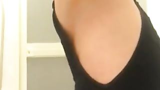 Con la pancia piena nel costumino in latex...