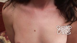 Brunetta coi codini succhia il cazzo per la prima volta