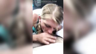 Bella puttanella biondina pompino in auto