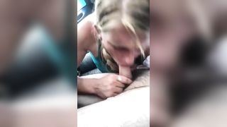 Bella puttanella biondina pompino in auto