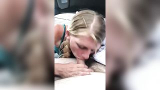 Bella puttanella biondina pompino in auto