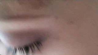 Bella biondina pompa in auto