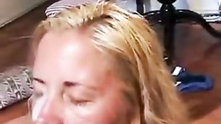 Troietta bionda lavora a casa di un cliente