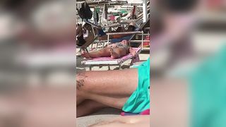 Si masturba la figa da sopra il costume