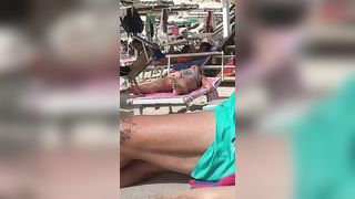 Si masturba la figa da sopra il costume