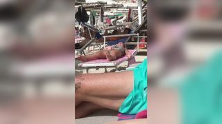 Si masturba la figa da sopra il costume