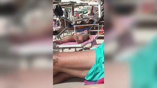 Si masturba la figa da sopra il costume