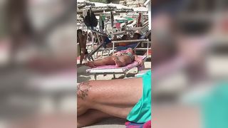 Si masturba la figa da sopra il costume