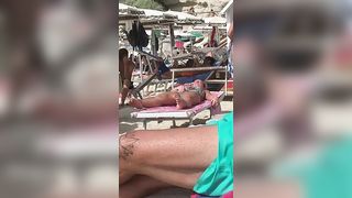 Si masturba la figa da sopra il costume