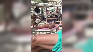 Si masturba la figa da sopra il costume