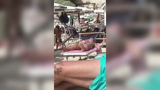 Si masturba la figa da sopra il costume