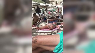 Si masturba la figa da sopra il costume