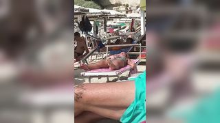 Si masturba la figa da sopra il costume