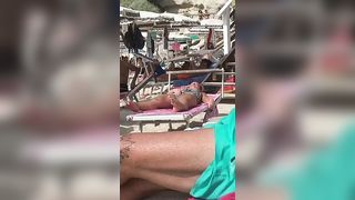 Si masturba la figa da sopra il costume