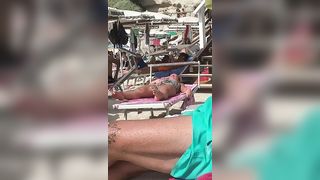 Si masturba la figa da sopra il costume