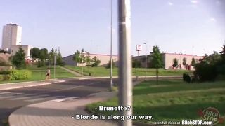 Troietta bionda trombata all'aperto