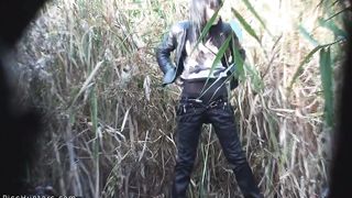 Altre donne che pisciano outdoor