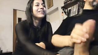 Lui si sega il grosso cazzo e lei lo aiuta