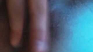 Molto arrapata con un dito in culo