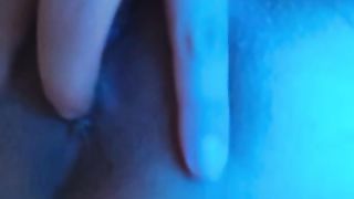 Molto arrapata con un dito in culo