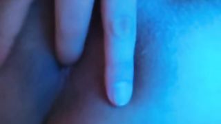 Molto arrapata con un dito in culo