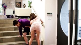 La milf brunetta lo ingoia tutto