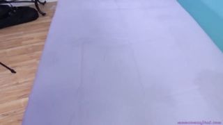 Il massaggiatore si fa cavalcare dalla signora in calore