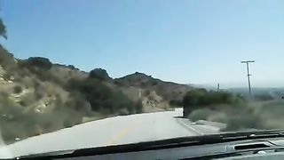 Bella troietta bionda con l'auto in panne