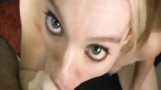 Bionda succhia guardando in alto