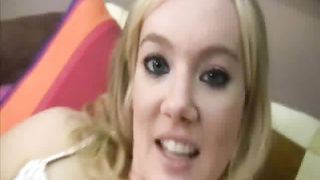 Bionda succhia guardando in alto