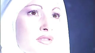 Lo guarisce con la bocca, il culo e la figa