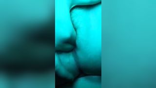 Ragazza si tocca in maniera molto sensuale