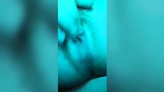 Ragazza si tocca in maniera molto sensuale