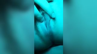 Ragazza si tocca in maniera molto sensuale