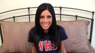 Pompino da sexy 19enne bruna