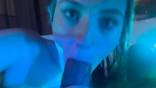 Giovane romana succhia un cazzo nero