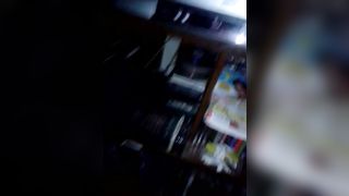 Mi sego e sborro guardando un bel film porno