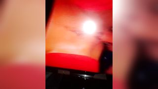 Mi sego e sborro guardando un bel film porno