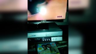 Mi sego e sborro guardando un bel film porno