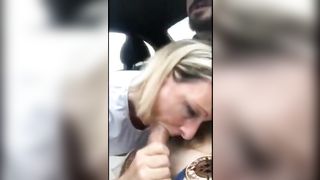 Zia bionda spompina in auto