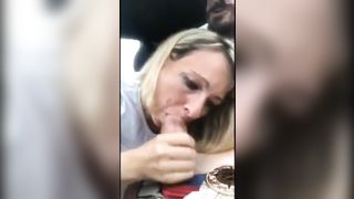 Zia bionda spompina in auto